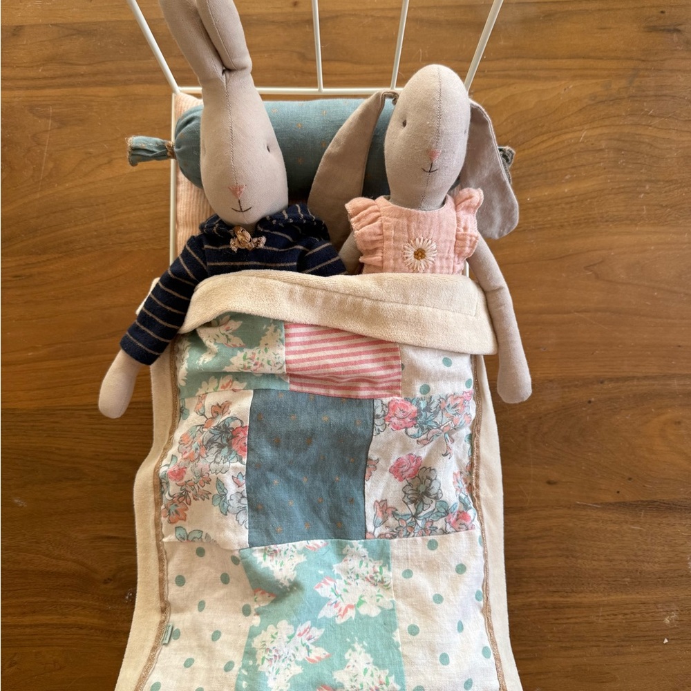 Maileg size 3 Bunny and Rabbit with bed - Picture 4 of 6